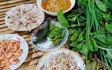 Độc đáo đặc sản gỏi lá Kon Tum, chỉ cần thử một cuốn là không muốn dừng