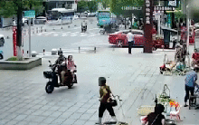 Khoảnh khắc vỉa hè “nổ tung” trong tích tắc, nhiều người kinh hoàng tháo chạy