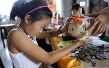 Cách xử lý khôn ngoan khi con hỏi 'Tại sao nhà mình không có nhiều tiền?'