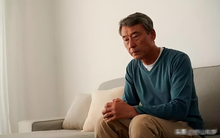 So sánh gia cảnh của 2 cụ ông bằng tuổi, tiết lộ 2 nỗi buồn của cha mẹ khi về già nhưng phận làm con mấy ai thấu hiểu