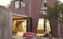 Chiêm ngưỡng ngôi nhà có cấu trúc độc đáo như tổ hợp hình học: Bên ngoài đơn giản, phía trong nội thất gây bất ngờ