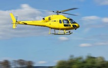 Trực thăng đang bay bỗng ngừng hoạt động, phi công liều mình chui ra tự sửa chữa