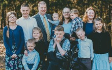 Lịch trình cả ngày chỉ ngủ 5 tiếng của bà mẹ 'một đội bóng'