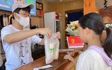 Con trai đỗ đại học top 1, bố mẹ tặng hơn 2.000 ly trà sữa để mọi người cùng ăn mừng