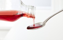 Siro ho bị cáo buộc khiến hàng chục trẻ em thiệt mạng, quốc gia châu Á muốn trở thành “công xưởng thuốc” của thế giới ra lệnh ngừng sản xuất