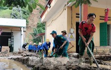 Tất bật dọn dẹp nhà cửa ở xã bị chia cắt do lũ