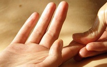 Bỗng dưng thấy tê tay: Bác sĩ cảnh báo dấu hiệu nhiều bệnh cần đi khám ngay