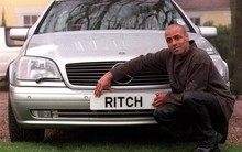 Người đàn ông đột nhiên giàu có nhờ trúng số 195 tỷ đồng, mua siêu xe không tiếc tay: 30 năm sau bị bắt gặp ở nơi không ai ngờ tới