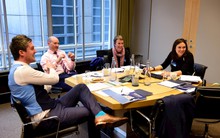 Một ngày của thực tập sinh ngân hàng Goldman Sachs: Không chạy việc vặt, bận rộn làm 4-5 nhiệm vụ cùng lúc, tan ca lúc 8h tối