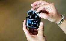 Đây là tai nghe không dây đầu tiên có cả... màn hình cảm ứng, khách Việt muốn mua phải chi bao nhiêu?