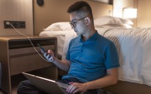 Vô tư cắm sạc điện thoại khi đi khách sạn, lúc được cảnh báo mới biết mình đã hành động dại dột