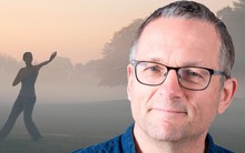 Tiến sĩ 66 tuổi có cột sống khỏe như người 25 tuổi nhờ bài tập cực đơn giản, chỉ tốn 2 phút mỗi ngày