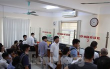 Người dân xếp hàng sang tên ô tô trước ngày bắt đầu định danh biển số