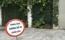 Đặt biển cấm xe dừng đỗ trước cửa, biến vỉa hè lòng đường thành của riêng