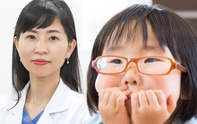 Con gái mới 9 tuổi đã bị cận 10 độ, bố mẹ ngỡ ngàng khi biết lý do được di truyền từ mình