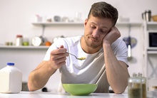 Khi ăn mà thấy triệu chứng này, cẩn thận ung thư dạ dày đang ‘nhen nhúm’