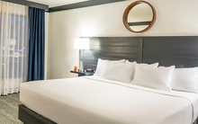 Vì sao trong khách sạn thường sử dụng ga, chăn, gối màu trắng?