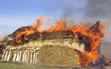 Bí ẩn về những “ngôi nhà bốc cháy”: Tại sao người dân vùng đất này luôn tự đốt nhà của mình mỗi 60 năm?