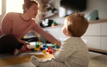 Phụ nữ Mỹ sẽ kiếm thêm 627 tỷ USD/năm nếu được trả lương để chăm sóc gia đình