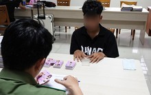 Bộ Công an cảnh báo thủ đoạn lừa đảo mới: Phát tờ rơi có hình nhạy cảm gắn mã độc