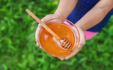 Mật ong được ví như 'thần dược tự nhiên' nhưng trẻ dưới độ tuổi này ăn có nguy cơ ngộ độc cao