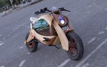 Thợ mộc 9X nổi tiếng Việt Nam chế mô tô gỗ độc đáo từ xe điện cũ rỉ sét: Lột xác từ khung đến vỏ