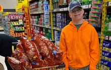 2 cha con người Mỹ lái xe suốt 2 ngày qua biên giới để mua 1 thứ chỉ ở Canada mới có