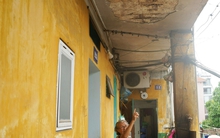 Chung cư hơn 40 năm xuống cấp, dân vừa ở vừa lo bê tông rơi trúng đầu