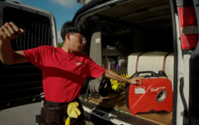 22 tuổi bỏ việc hành chính, kiếm gần 2 tỷ/năm chỉ nhờ lau dọn xe hơi: Quan trọng là chí khí, bằng đại học không phải tất cả!