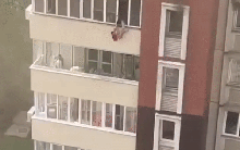 Khoảnh khắc người mẹ ném bé trai từ độ cao 30 mét để thoát khỏi đám cháy dữ dội ở Kazakhstan