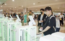 Khách bay làm thủ tục quét hộ chiếu tự động ở sân bay Tân Sơn Nhất cách nào?