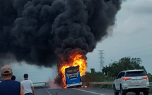 Xe khách chở 34 người cháy ngùn ngụt trên tuyến cao tốc Phan Thiết - Dầu Giây