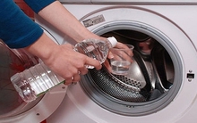 Cho thứ giá rẻ, nhà nào cũng có này vào máy giặt: Quần áo sẽ thơm hơn, mềm hơn, trắng sáng hơn