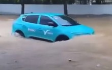 2 'chiến thần' VF e34 'bơi' trên đường ngập sâu gây chú ý trên mạng