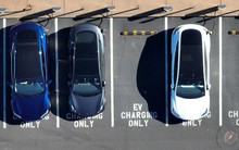 Xe điện gặp khó ở Mỹ: 30 bang đánh thuế cao ngất cùng hàng loạt những rào cản chống lại ‘đồ chơi của giới nhà giàu’