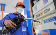 Giá xăng đồng loạt tăng, RON 95 vượt mốc 24.000 đồng/lít