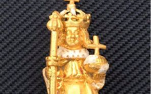 Đi dạo trên cánh đồng, chàng trai vô tình đụng trúng kho báu gần 63 tỷ đồng