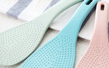 Công dụng của chiếc lỗ trên muôi xới cơm