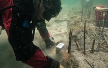 Ngôi làng cổ nhất châu Âu hiện ra giữa hồ sau 8.000 năm mất tích