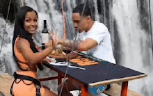 Cặp đôi liều lĩnh thưởng thức bữa ăn "chóng mặt" trên không, vừa ăn vừa ngắm thác nước đổ ầm ầm không chút run sợ