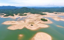 Mực nước xuống thấp, hồ Kẻ Gỗ với sức chứa 345 triệu m3 trơ đáy