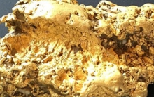 Đi cắm trại ở ngoại ô, người đàn ông đổi đời nhờ nhặt được kho báu gần 2,5 tỷ