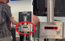 Anh chàng chia sẻ 'mẹo' giải quyết hành lý quá cân khi đi máy bay, đoạn clip lập tức gây sốt