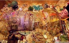 Sau khi Từ Hi băng hà, căn phòng bí mật thông với phòng ngủ được phát hiện, khung cảnh bên trong gây sửng sốt