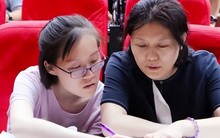 Con thi đỗ vào trường ĐH danh tiếng nhưng giấy báo nhập học có 1 chi tiết khiến cha mẹ lặng đi