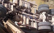 Cầu sắt bất ngờ gãy sập hất xe bồn xuống suối