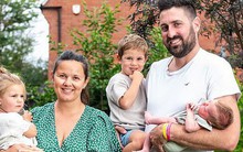 Cặp đôi vui mừng sinh 3 con trong 4 năm, điều đặc biệt hơn cả là các bé đều thuộc một ca sinh ba