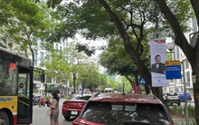 Điểm dừng xe buýt bị chiếm chỗ, hành khách ngao ngán