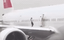 Quan sát từ nhà ga sân bay, hành khách sốc khi chứng kiến hành động của 2 tiếp viên trên cánh máy bay
