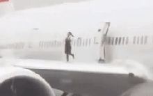 Sống ảo bất chấp, 2 tiếp viên hàng không vô tư tạo dáng, nhảy nhót vui vẻ ngay trên cánh máy bay Boeing 777